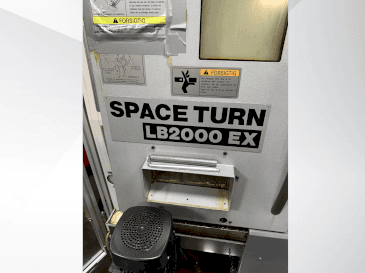 Čelní pohled  na Okuma Space Turn LB2000 EX  stroj