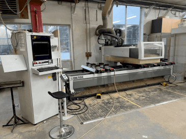 Čelní pohled  na BIESSE ROVER A  stroj