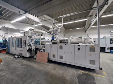 Čelní pohled  na Krauss Maffei 800-6100 MX  stroj
