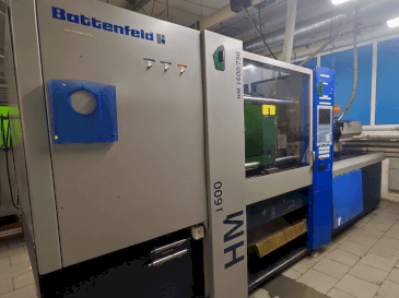 Čelní pohled  na Battenfeld HM 1600/750  stroj