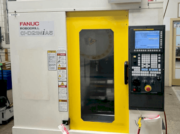 Čelní pohled  na FANUC Robodrill D21MiA5  stroj