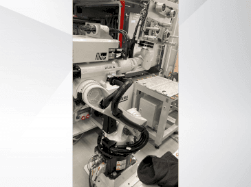 Čelní pohled  na KUKA KR 22 R1610-2  stroj