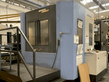 Čelní pohled  na DOOSAN HM 6300 (2009)  stroj