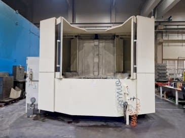 Čelní pohled  na Makino a120nx  stroj