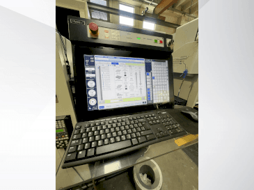 Čelní pohled  na Makino U6 HEAT  stroj