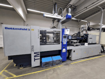 Čelní pohled  na Battenfeld TM 2700/2800  stroj