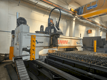 Čelní pohled  na FICEP GEMINI G32 HPE  stroj