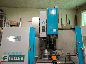 Čelní pohled  na Feeler FV-800A  stroj