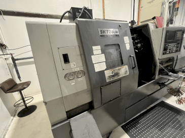 Čelní pohled  na Hyundai Kia SKT 28 LM  stroj