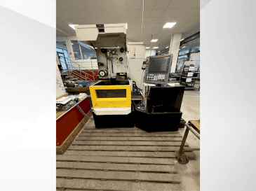 Čelní pohled  na FANUC Robocut alpha-C400iB  stroj