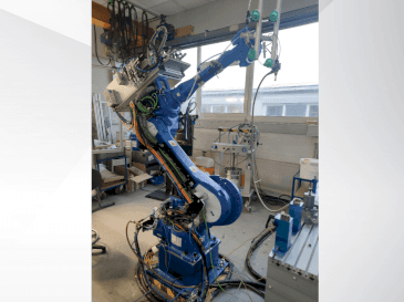 Čelní pohled  na Yaskawa 6VX88  stroj