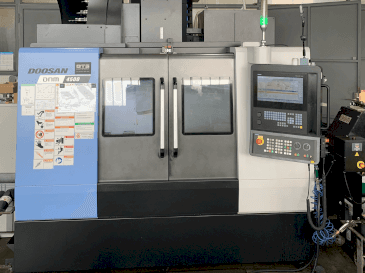 Čelní pohled  na DOOSAN DNM 4500  stroj