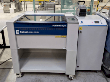 Čelní pohled  na EPILOG Laser Fusion Ege 12 30watt fiber  stroj