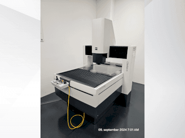 Čelní pohled  na ZEISS 0-inspect  stroj