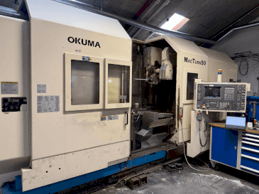 Čelní pohled  na Okuma MacTurn 50  stroj