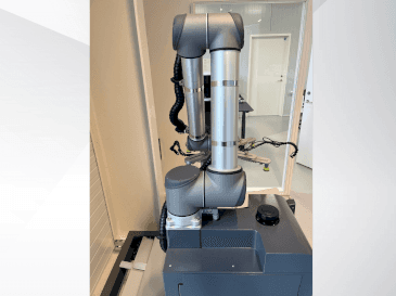 Čelní pohled  na Universal Robots UR10  stroj