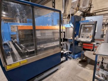 Čelní pohled  na Prima Industrie PLATINO 1530  stroj