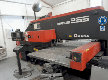 Čelní pohled  na AMADA Vipros 255  stroj