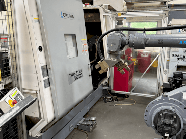 Čelní pohled  na Okuma Twinstar LT300-M  stroj