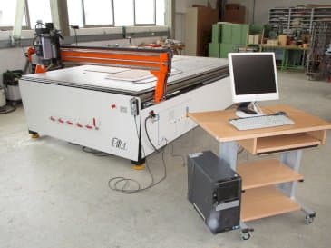 Čelní pohled  na MLM Ploter CNC  stroj