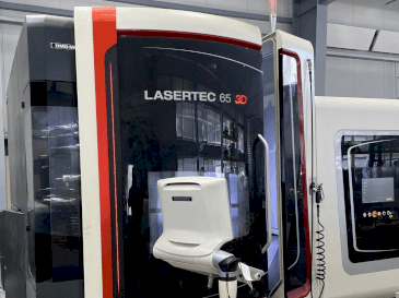 Čelní pohled  na DMG MORI LASERTEC 65 3D Hybrid  stroj