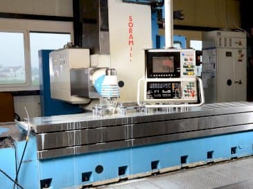 Čelní pohled  na Soraluce Soramill SL 4000  stroj