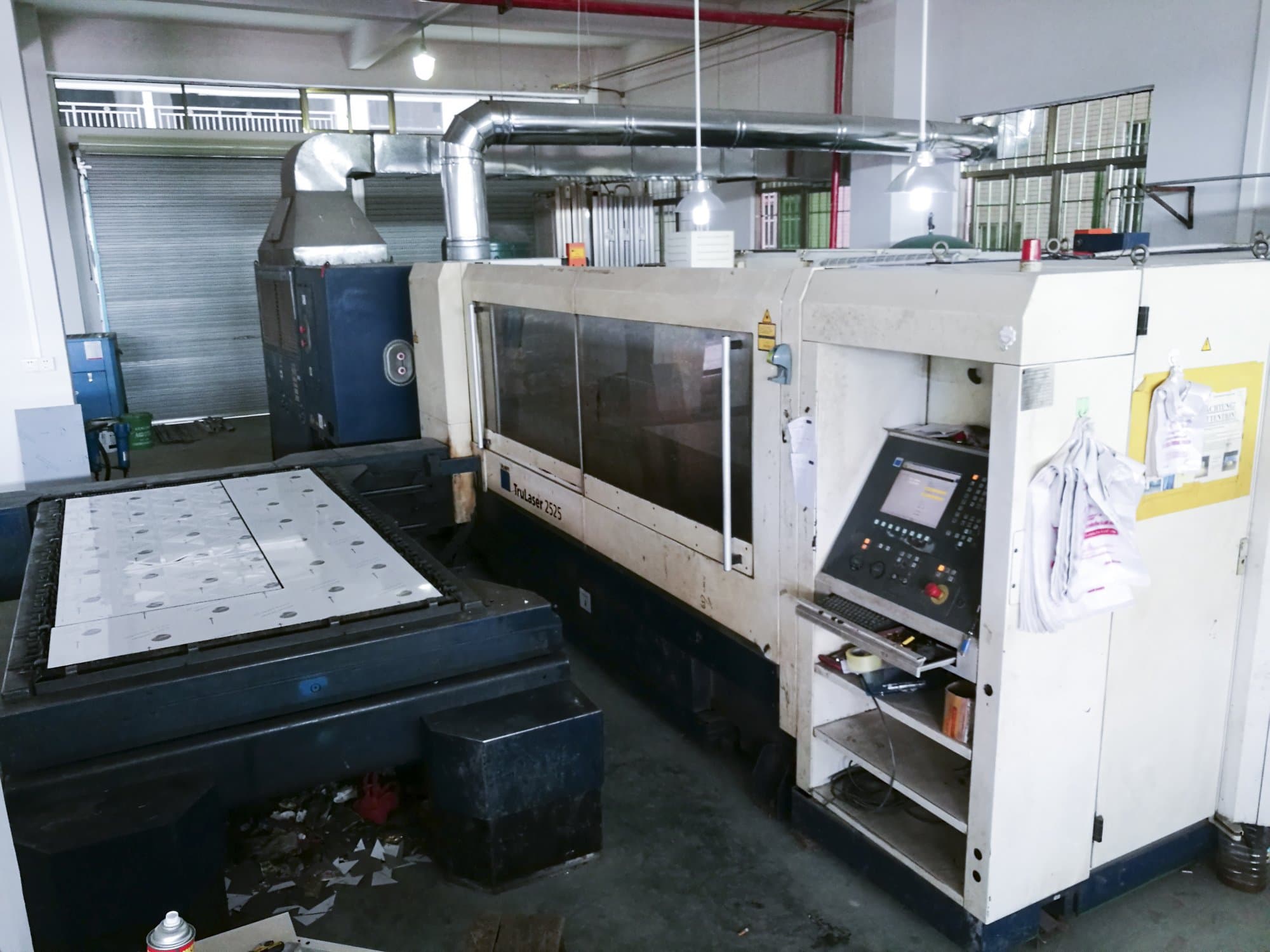 Pravý pohled  na Trumpf TruLaser 2525 stroj
