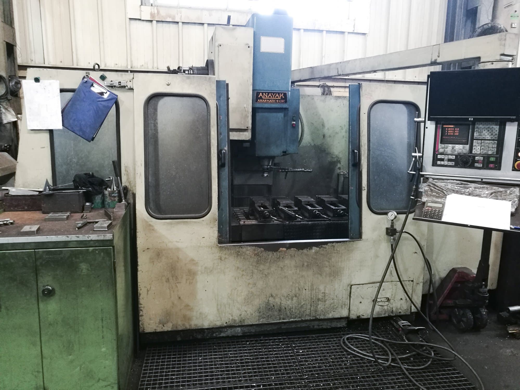 Čelní pohled  na ANAYAK ANAK MATIC-9 CNC stroj