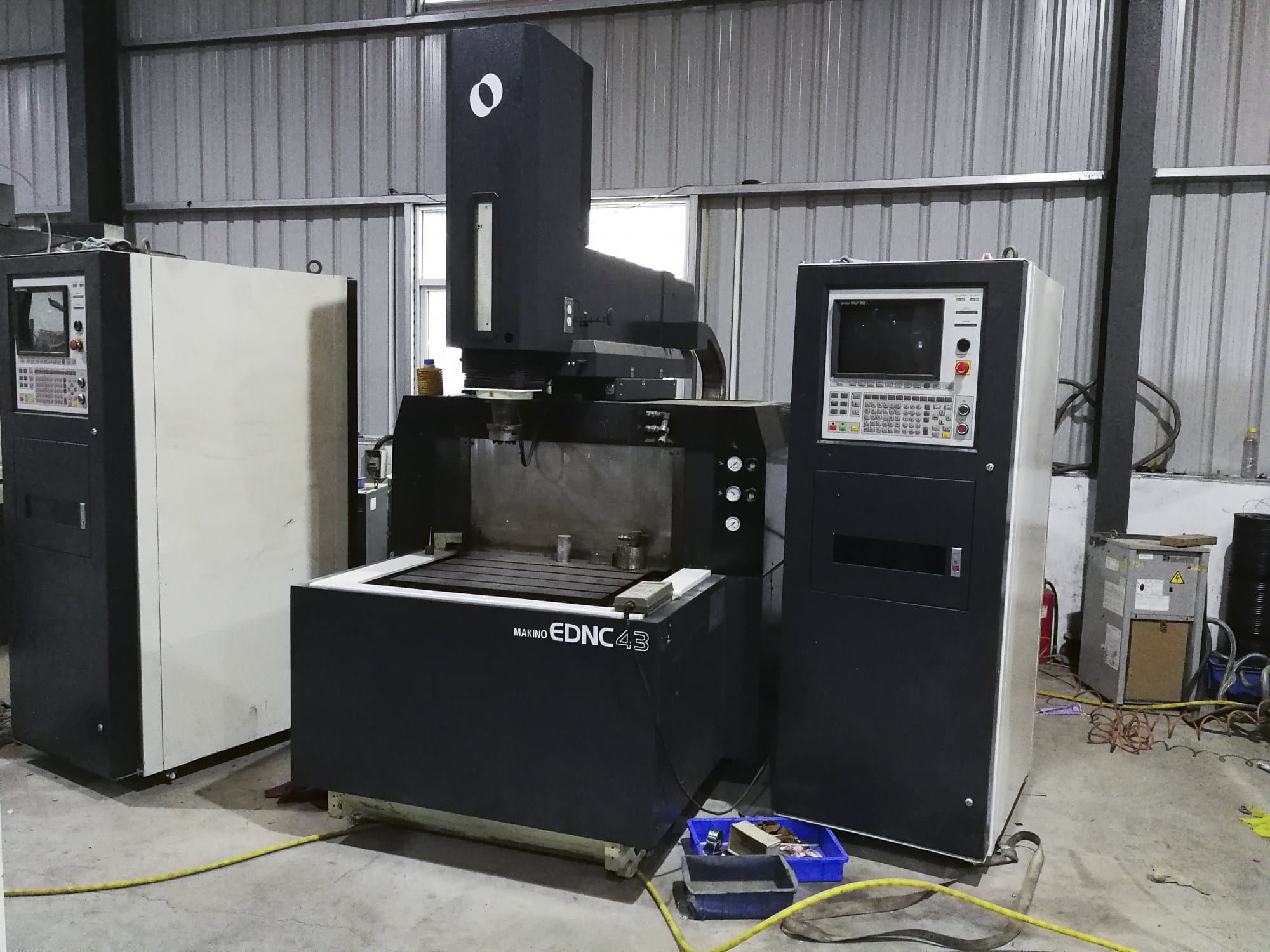 Čelní pohled  na Makino EDNC43 stroj