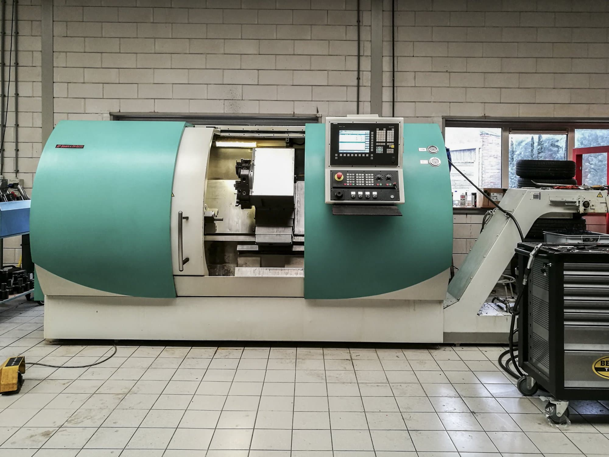 Čelní pohled  na TRENS SBL 500 CNC stroj