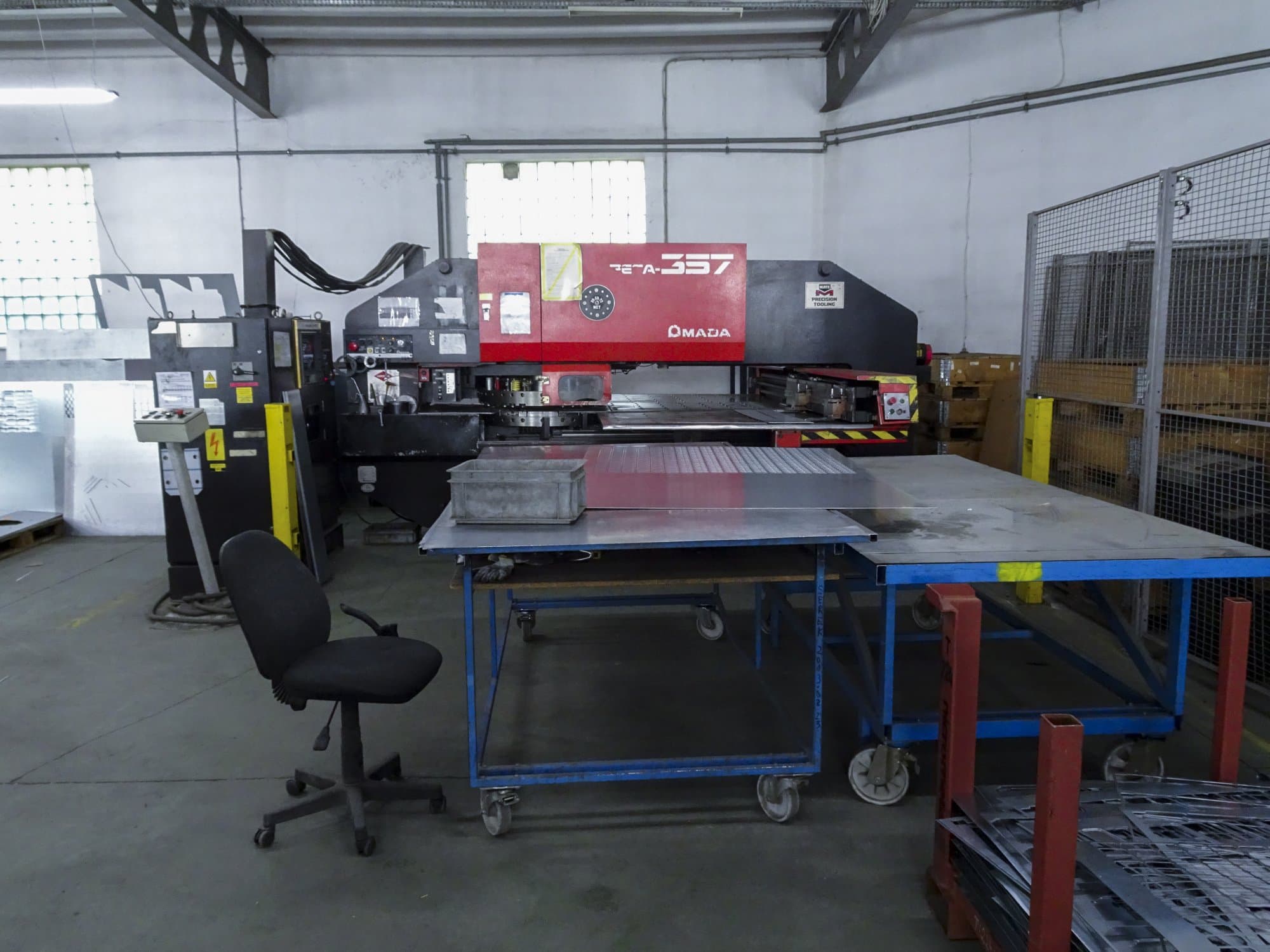 Čelní pohled  na AMADA PEGA 357 stroj