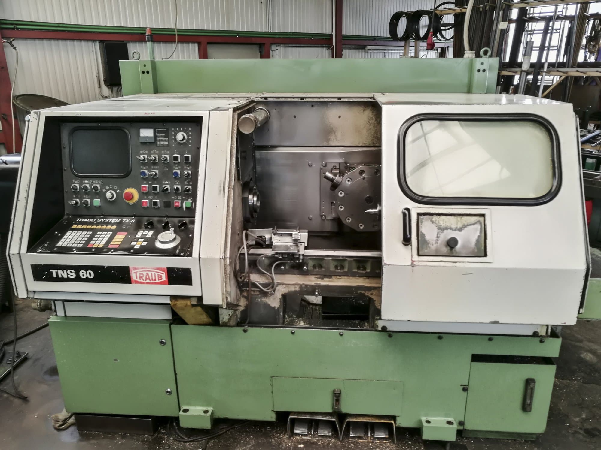 Čelní pohled  na TRAUB TNS 60 stroj