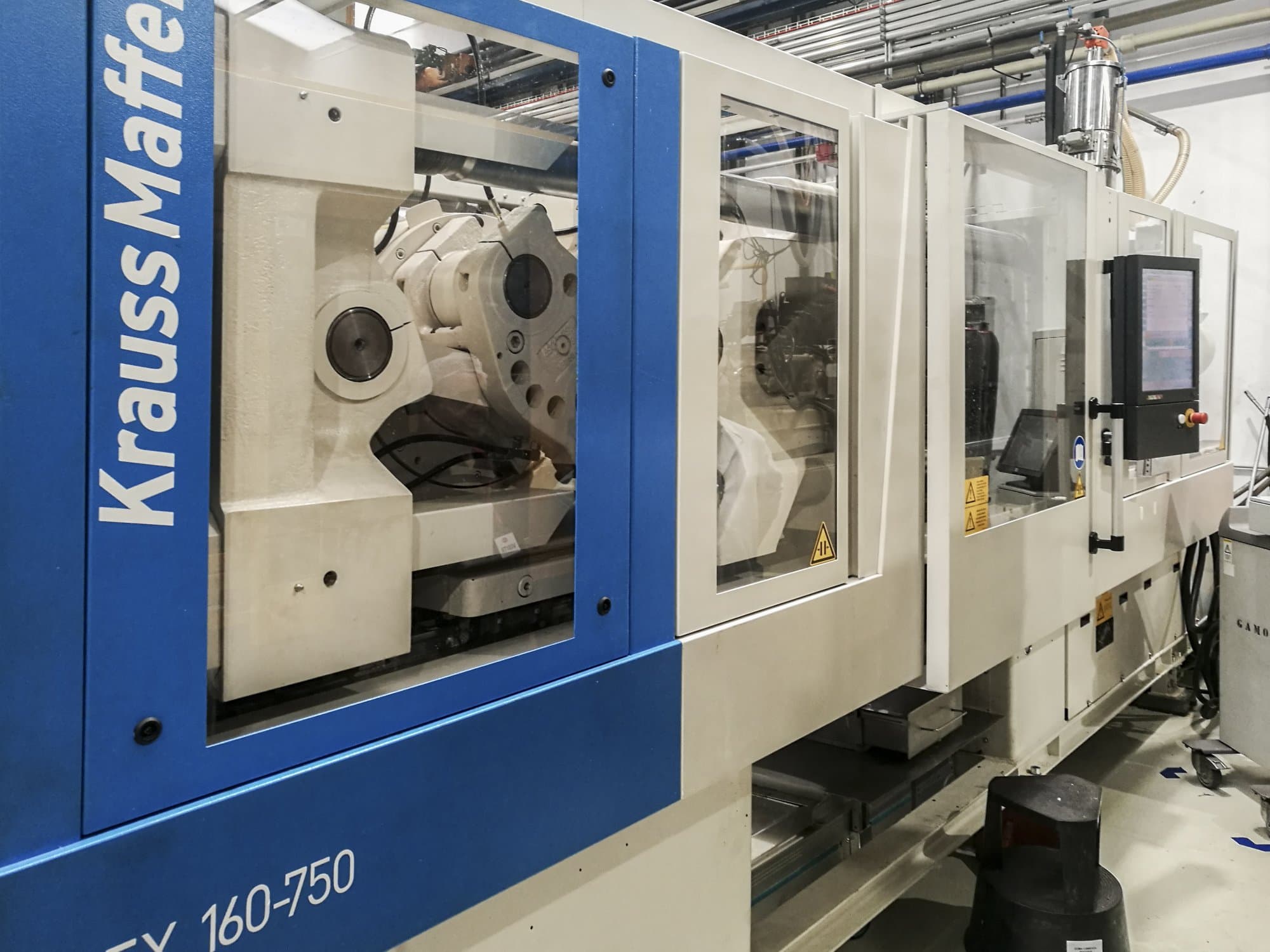 Levý pohled  na Krauss Maffei 160-750 EX stroj