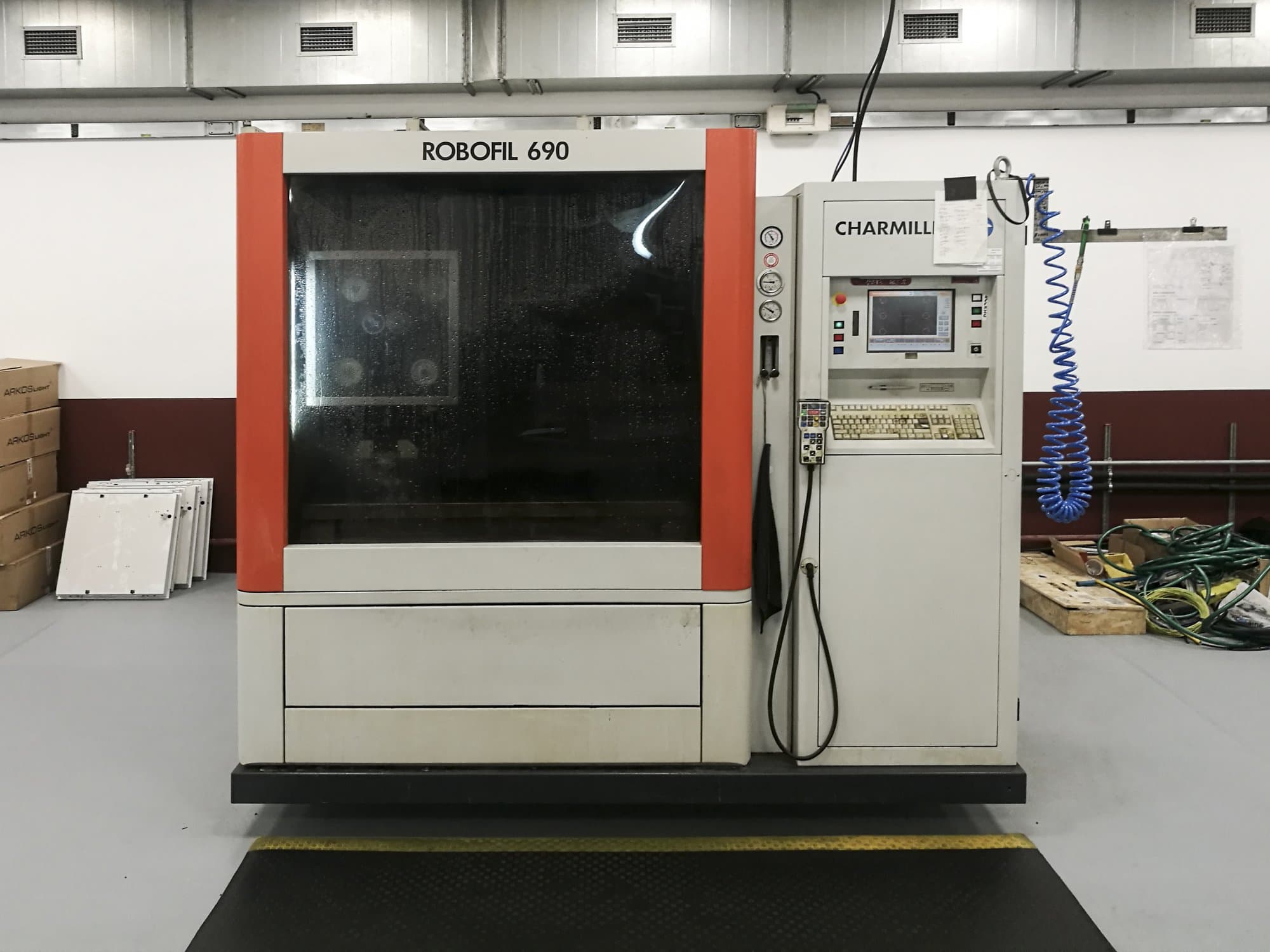 Čelní pohled  na CHARMILLES ROBOFIL 690 stroj