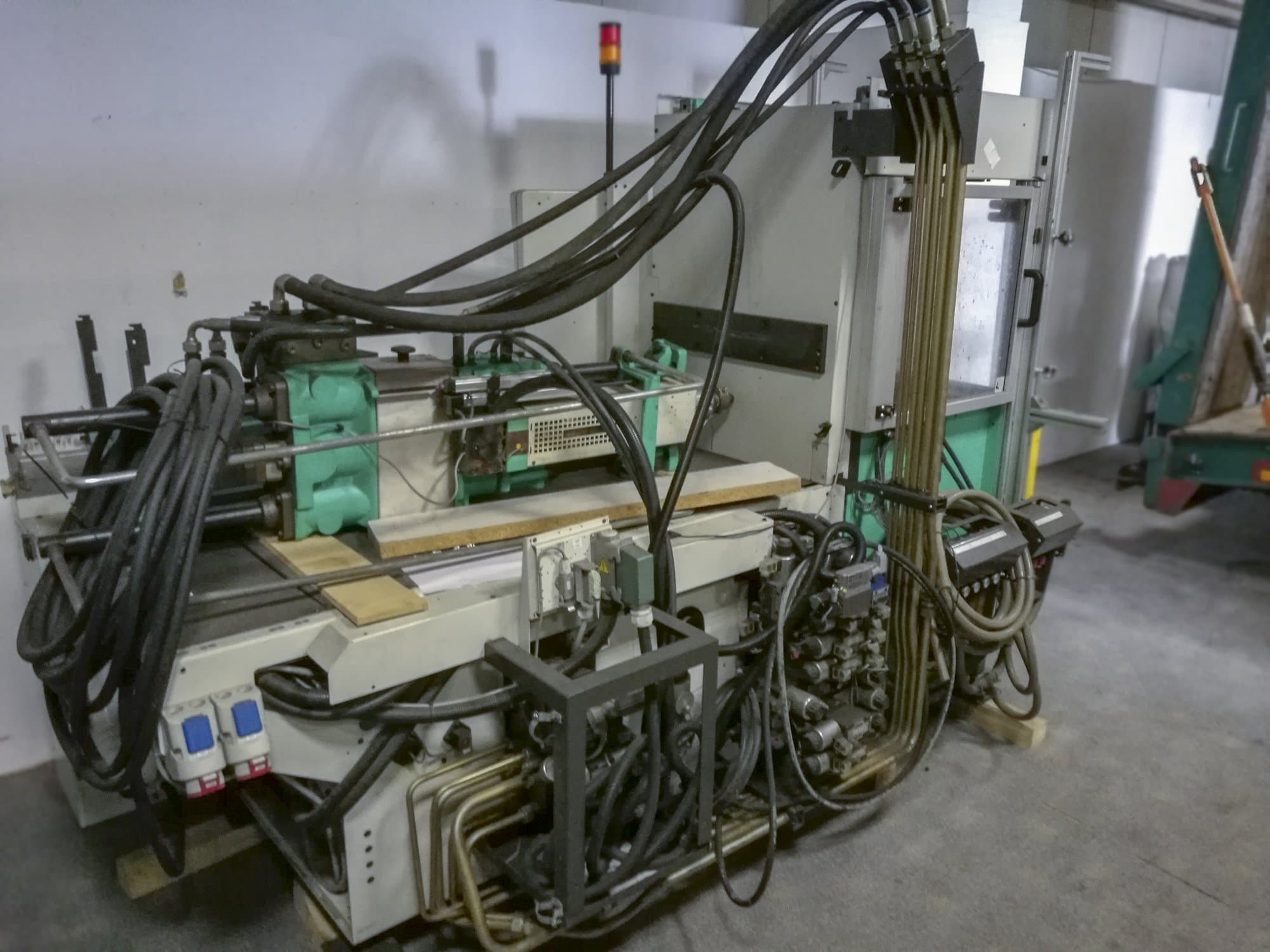 Čelní pohled  na Arburg 420C 800-250 stroj