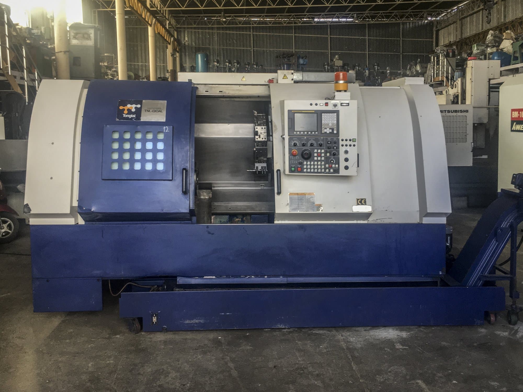 Čelní pohled  na Tongtai TNL-130 AL stroj