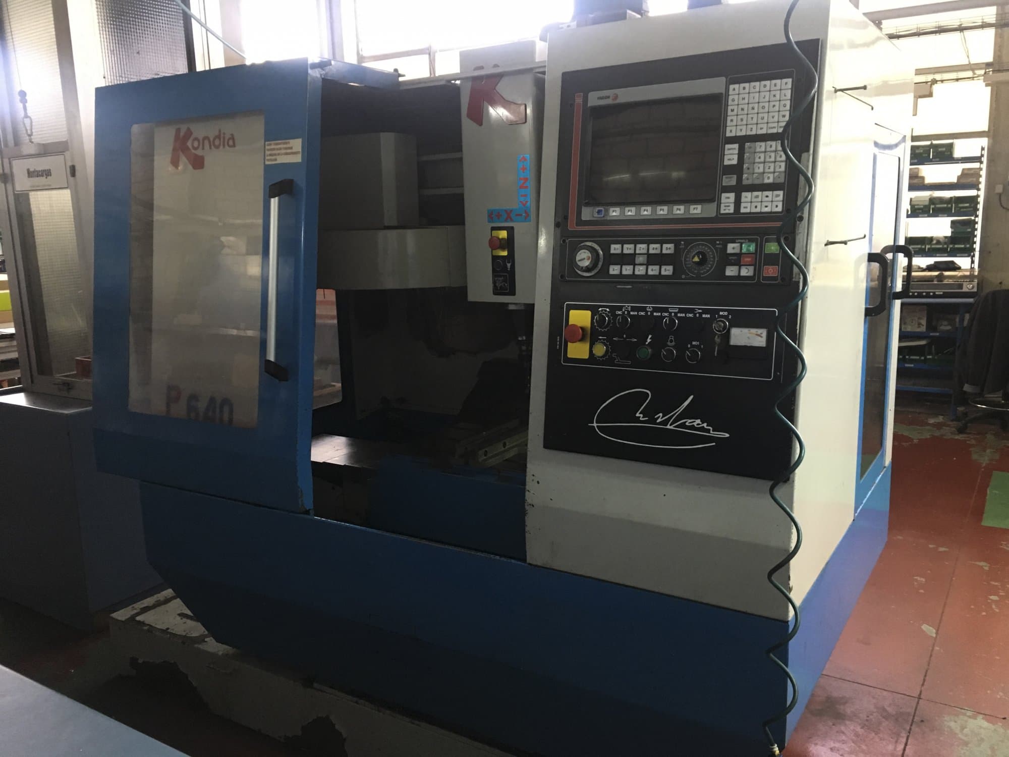 Pravý pohled  na KONDIA B-640 stroj