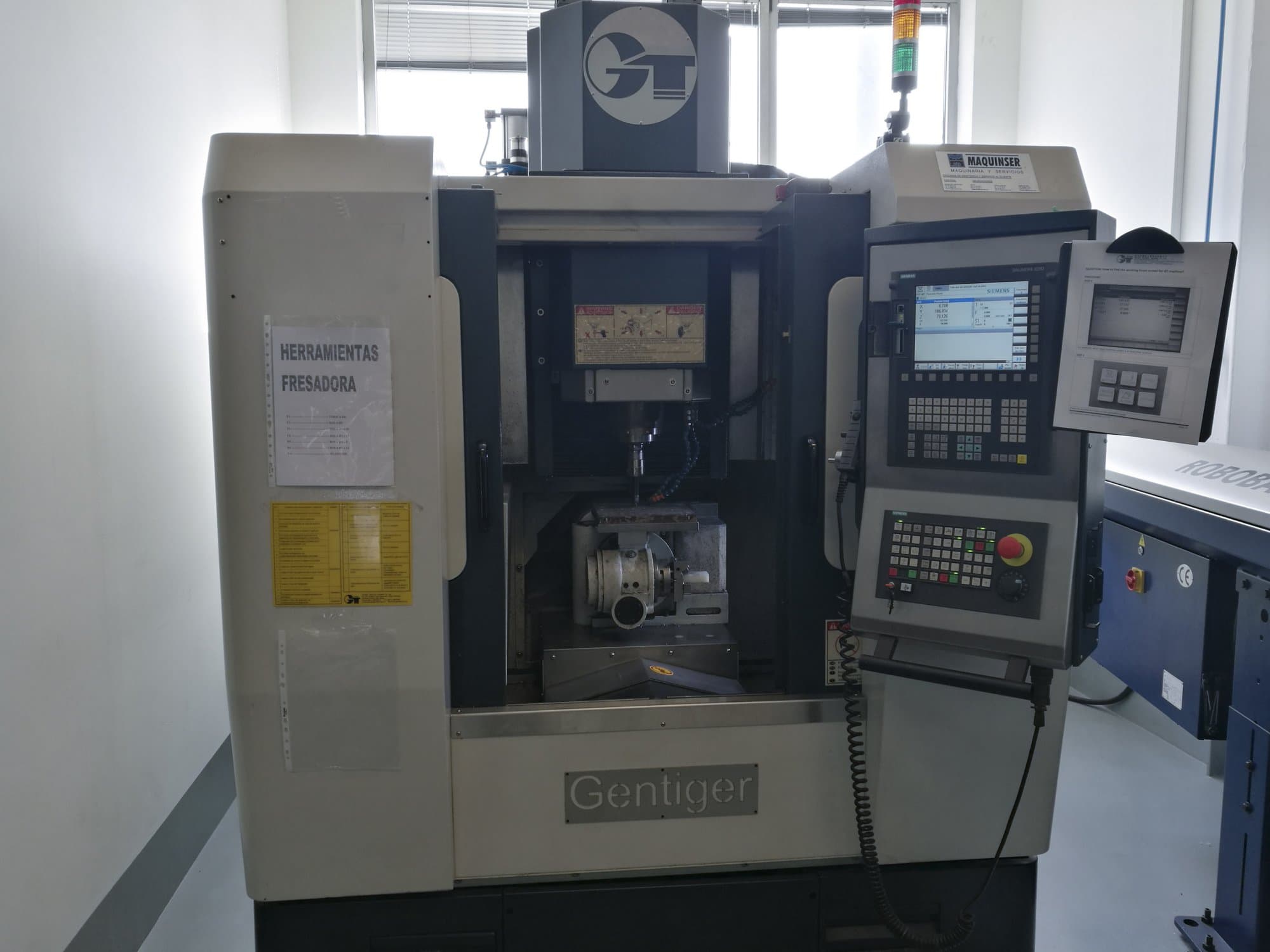 Čelní pohled  na GENTIGER GT-45-5AX stroj