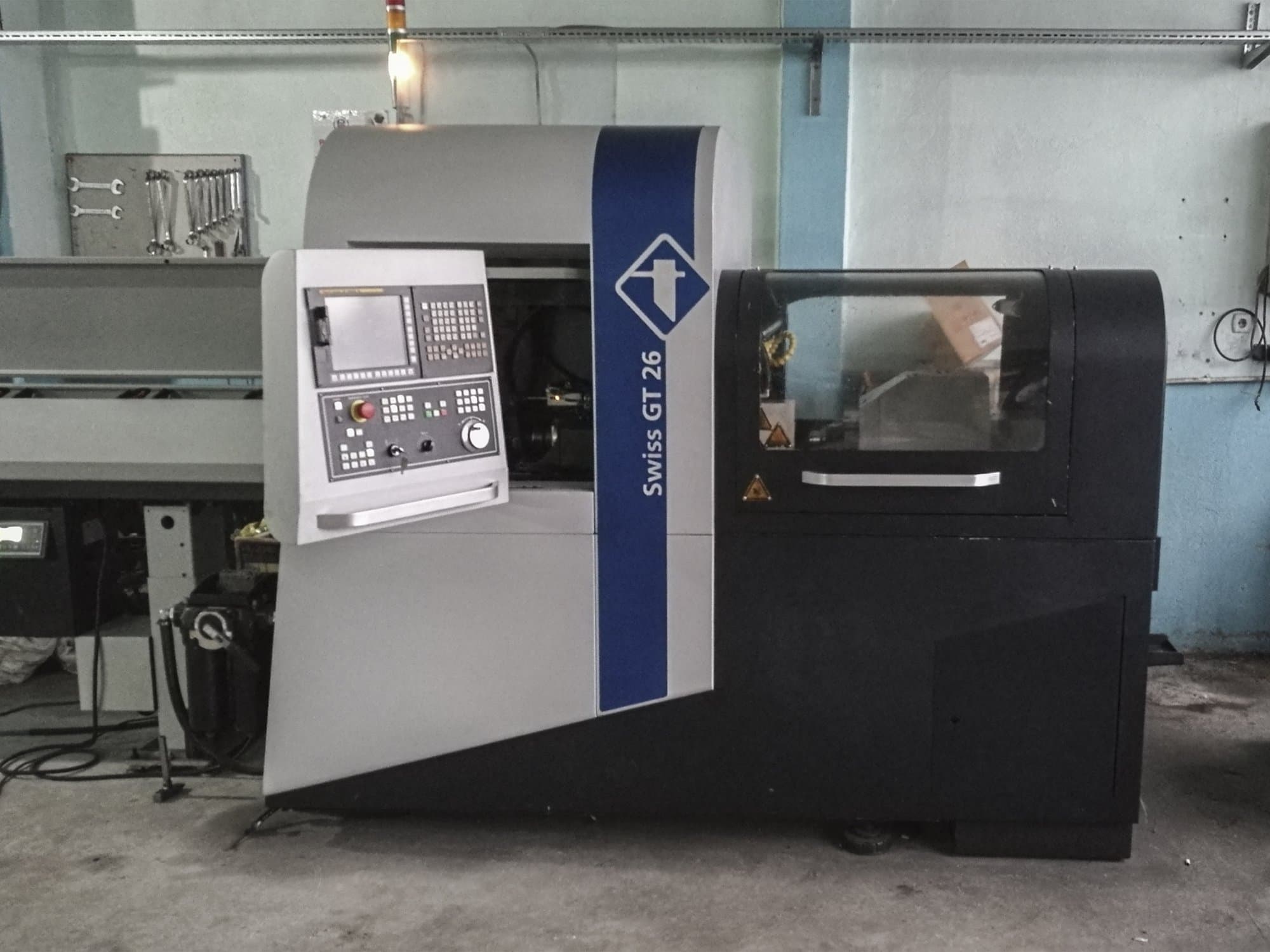 Čelní pohled  na Tornos SWISS GT 26 stroj