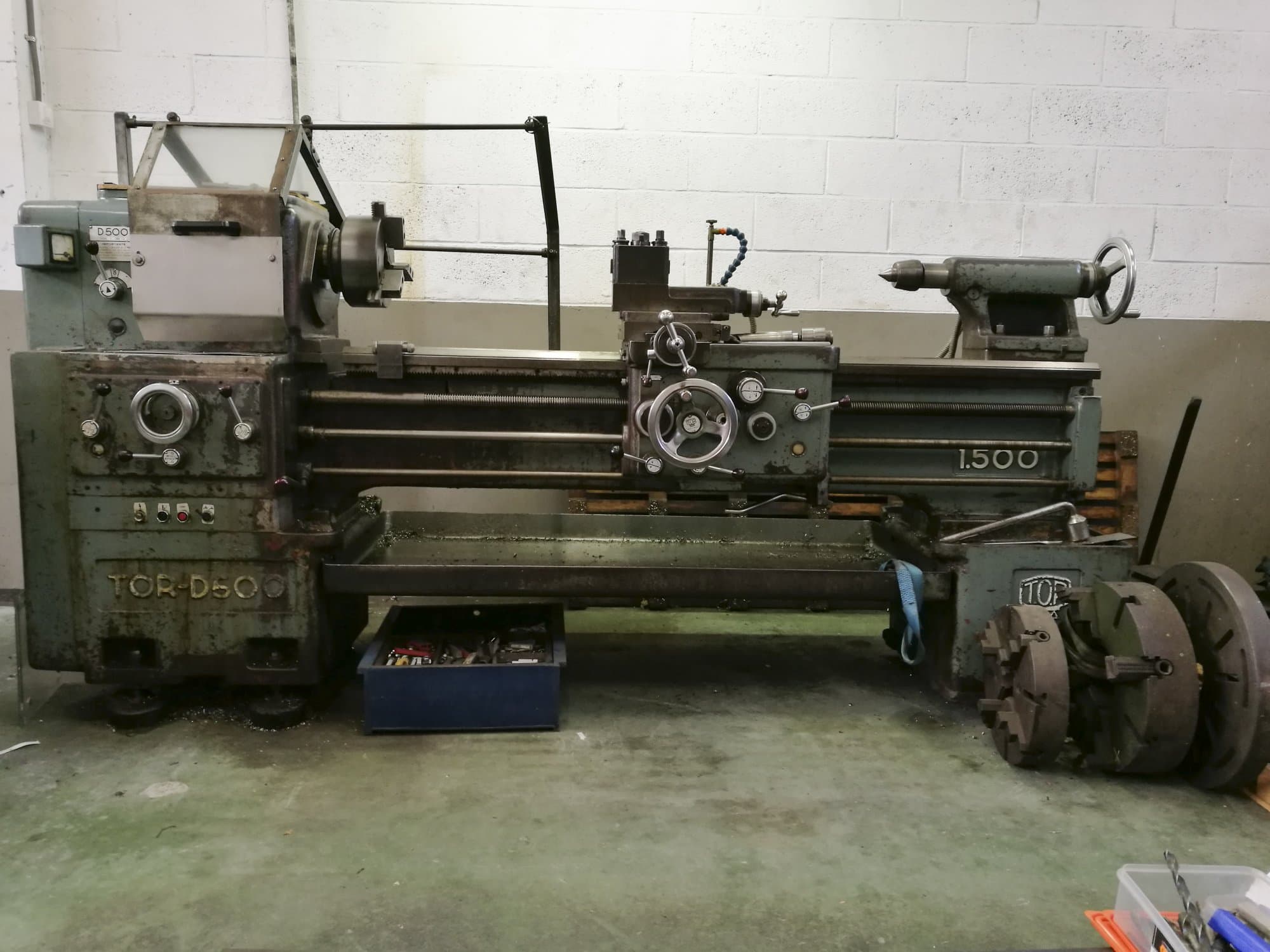 Čelní pohled  na TOR D-500 stroj