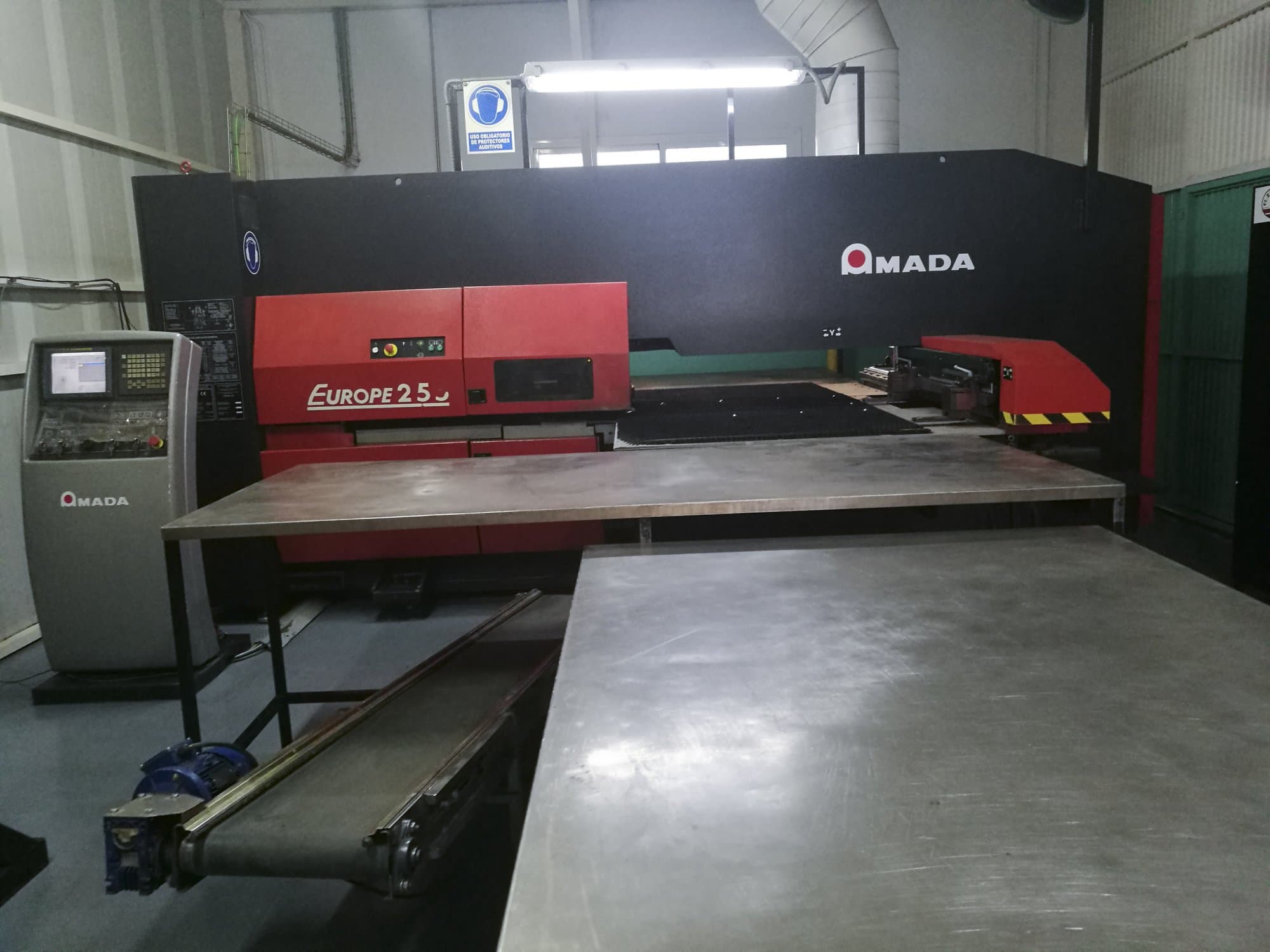 Čelní pohled  na AMADA EUROPE 255 stroj