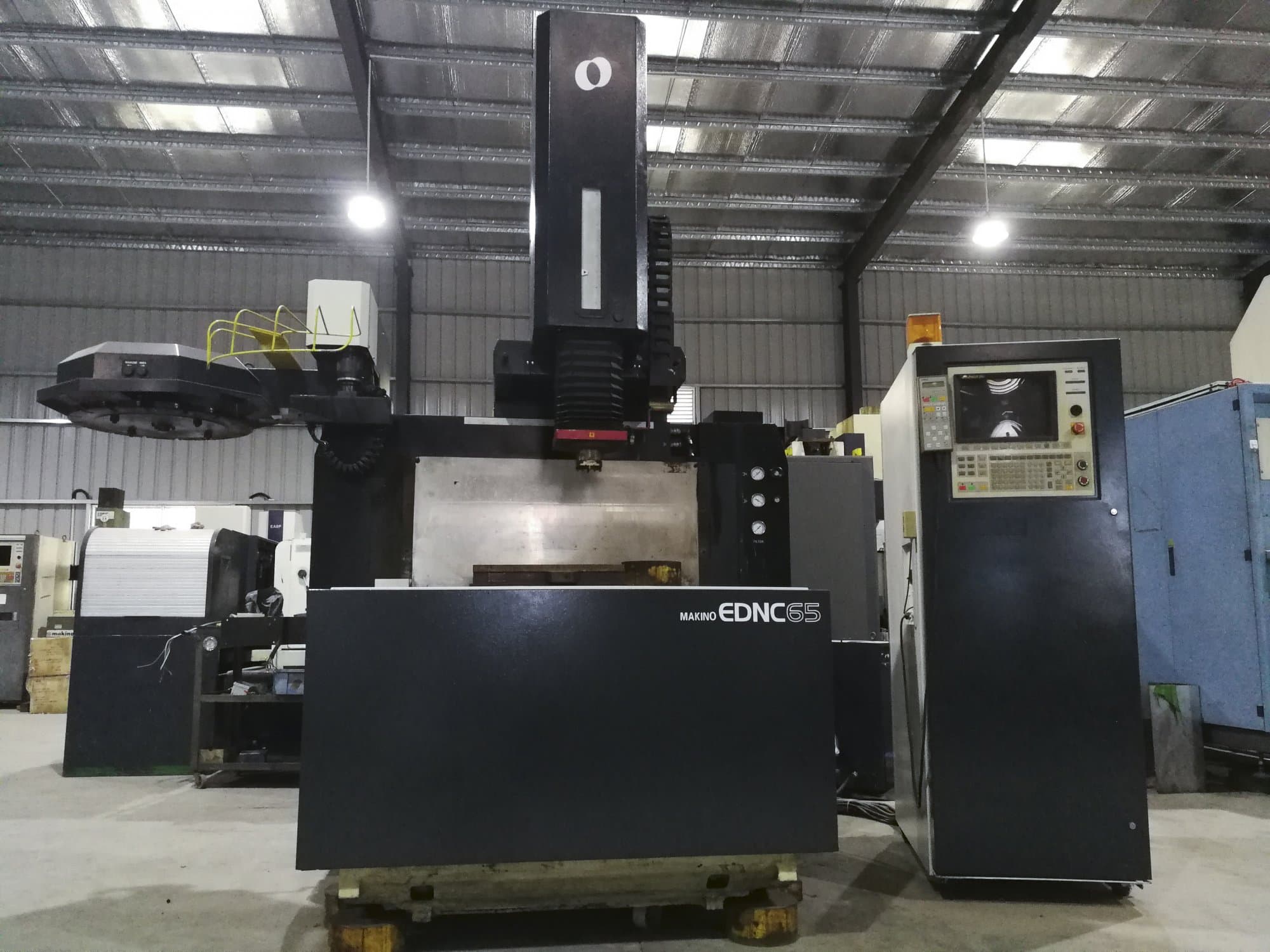 Čelní pohled  na Makino EDNC65 stroj