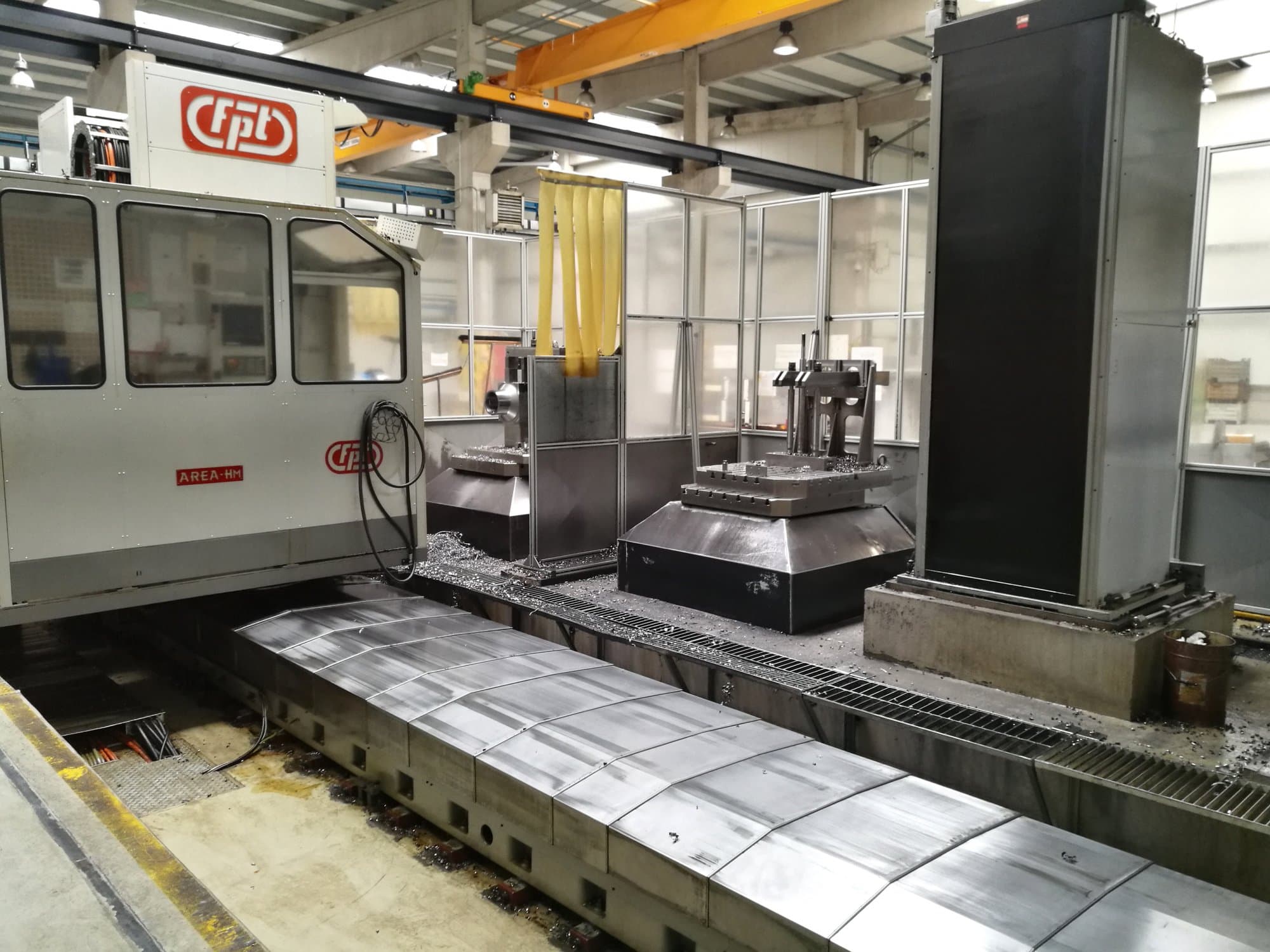 Levý pohled  na FPT AREA M stroj