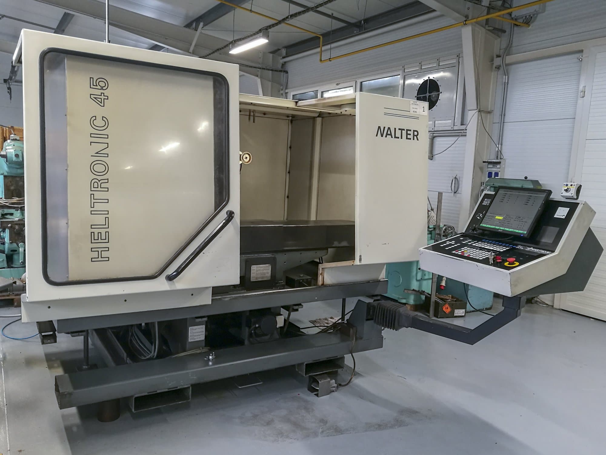 Levý pohled  na Walter AG Helitronic 45 stroj