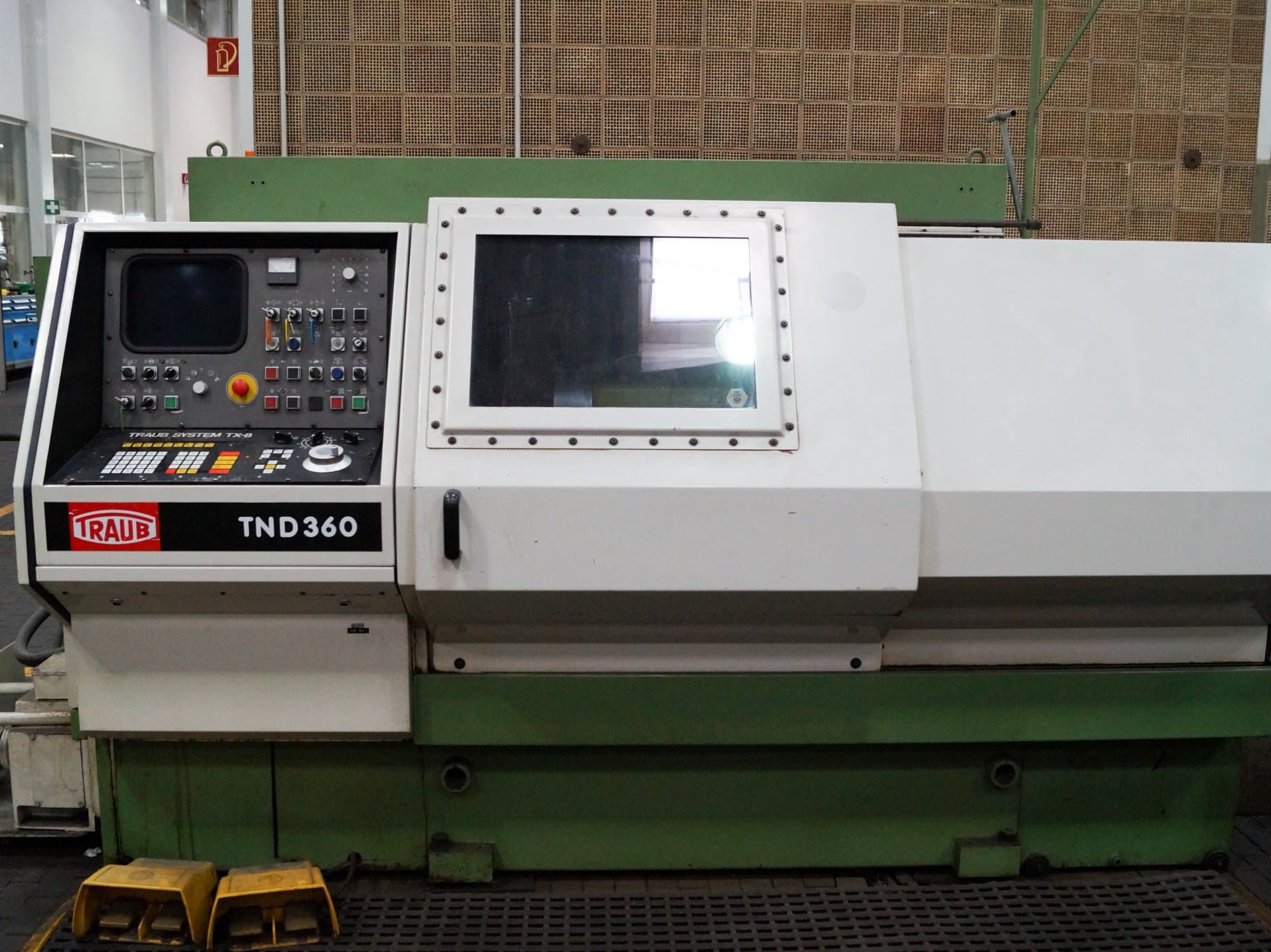Čelní pohled  na TRAUB TND 360 stroj
