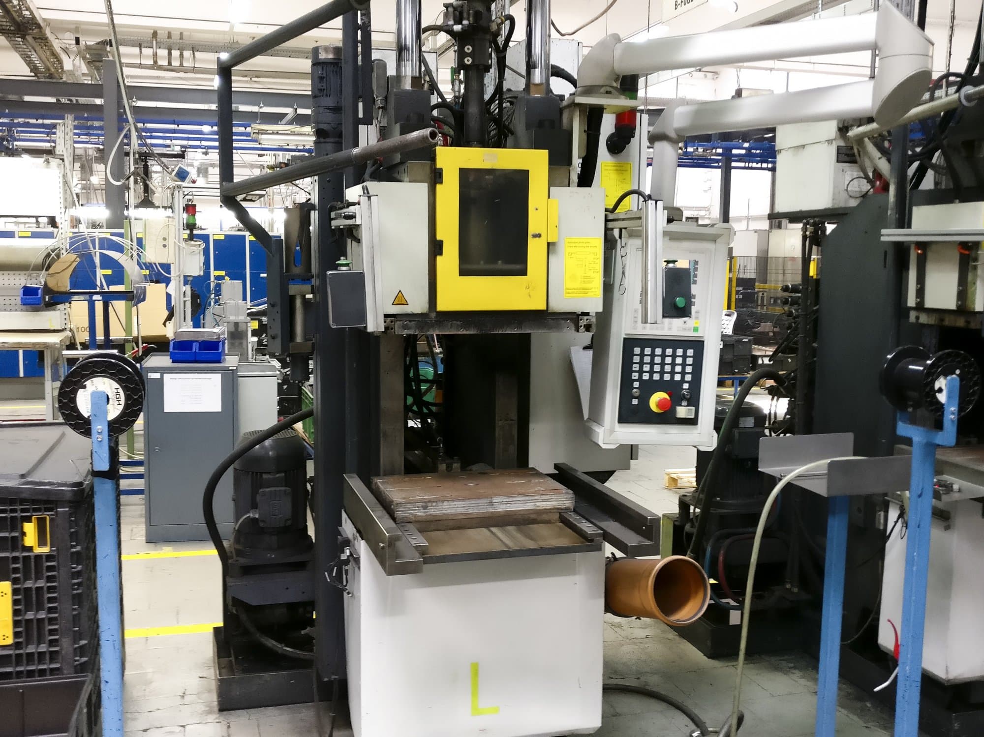 Čelní pohled  na Kloeckner Desma 956.050 ZO stroj