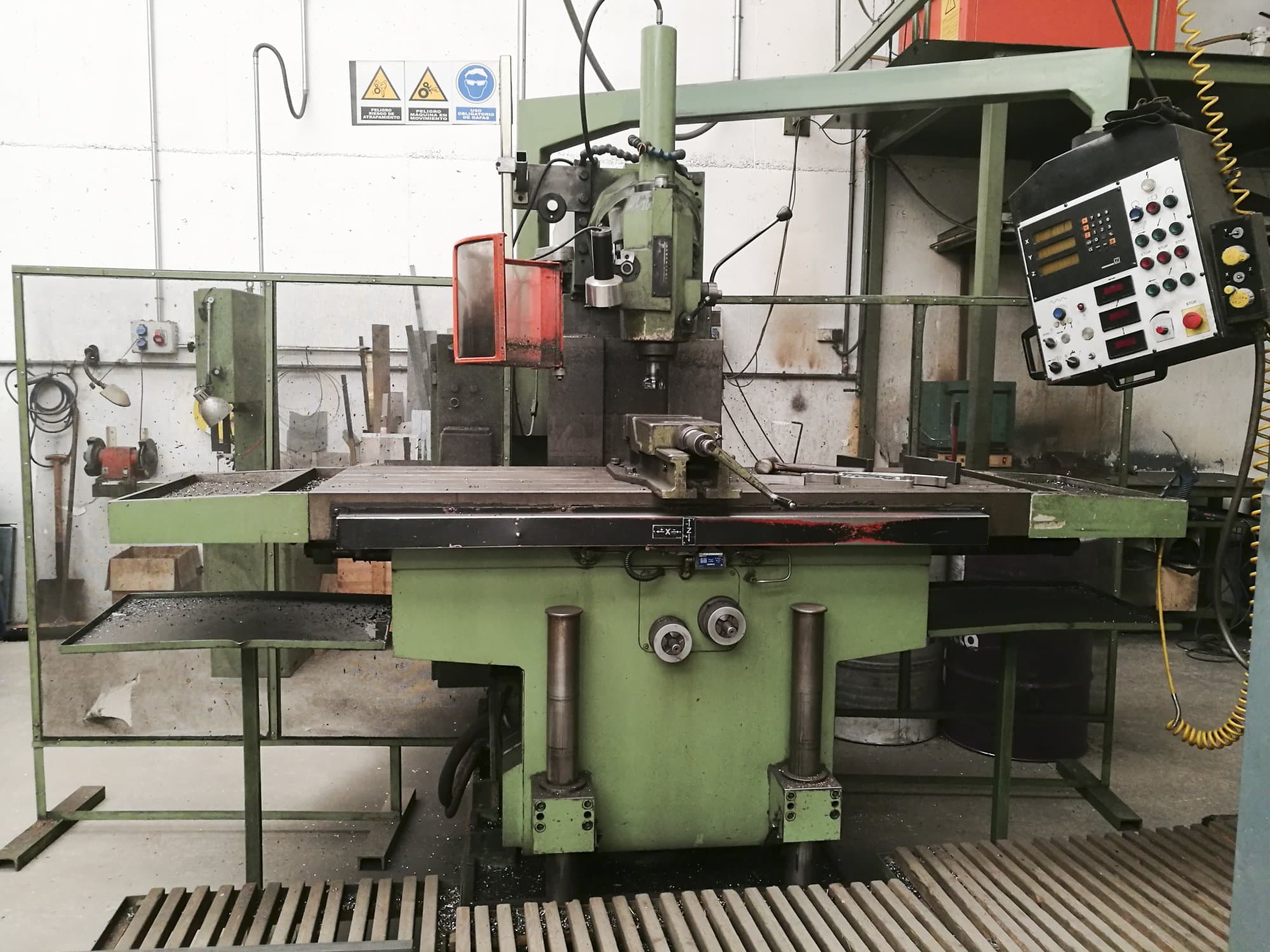 Čelní pohled  na CME F4 CMC stroj