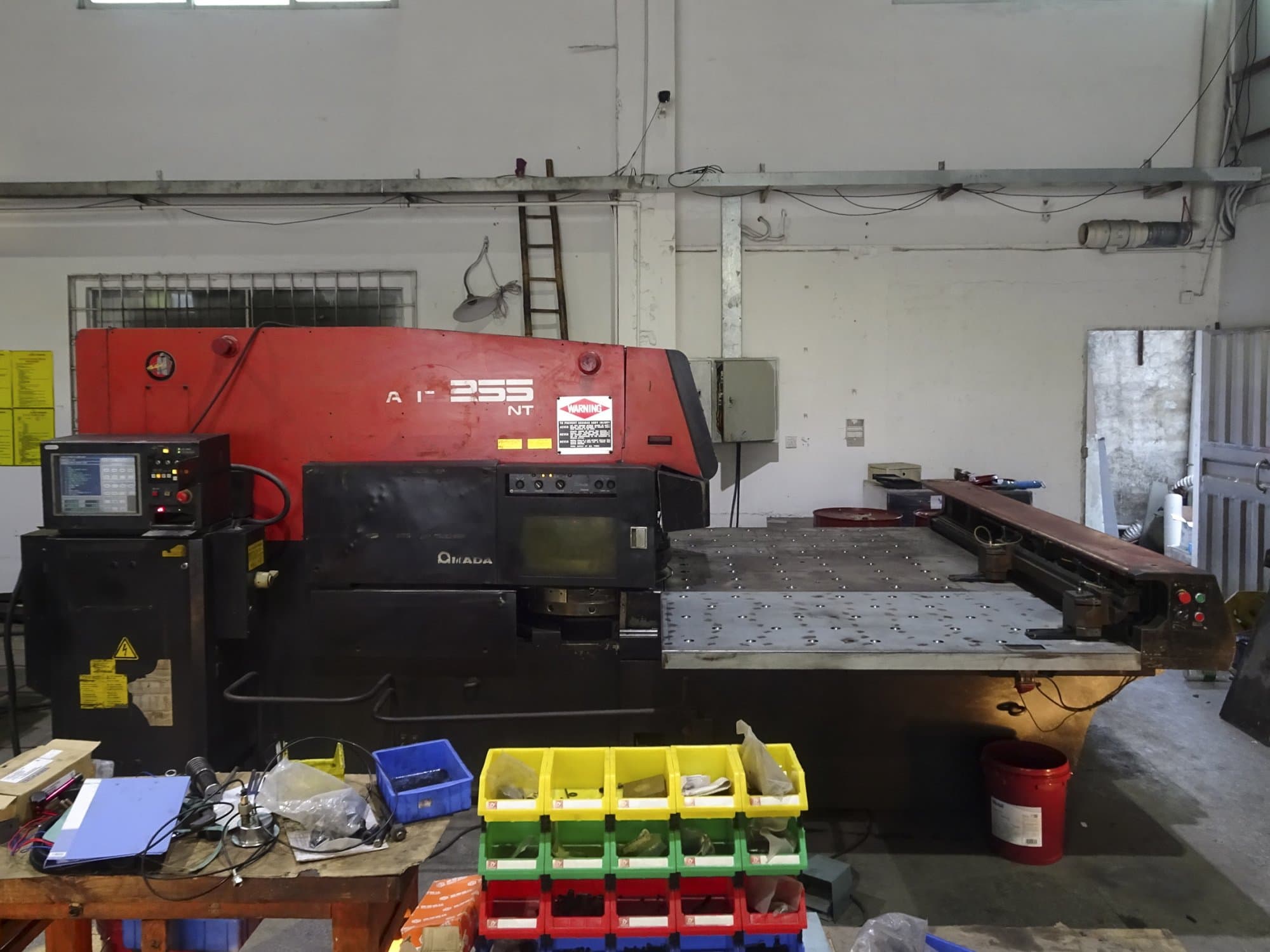 Čelní pohled  na AMADA ARIES 255NT stroj