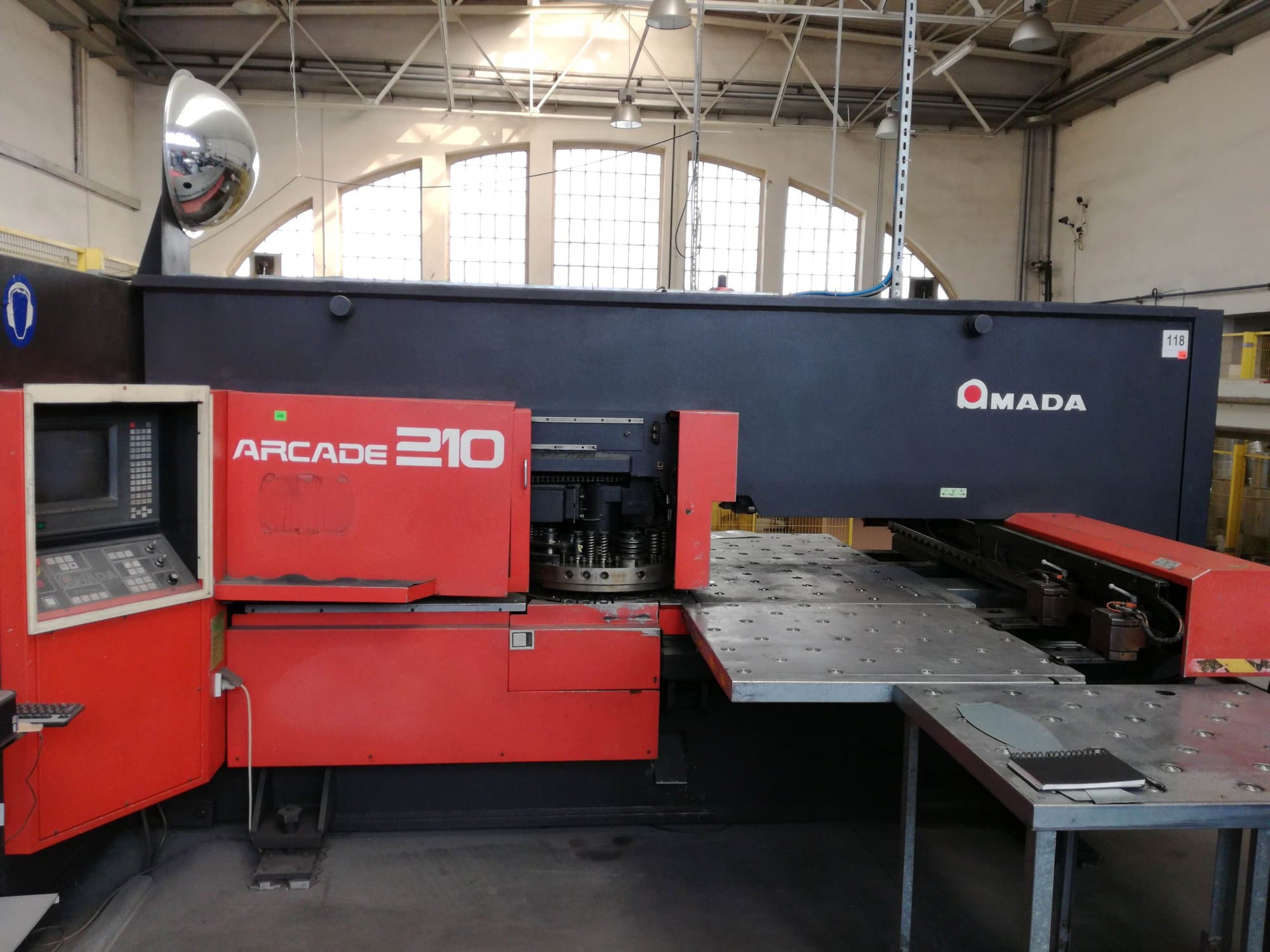 Čelní pohled  na AMADA ARCADE 210 stroj