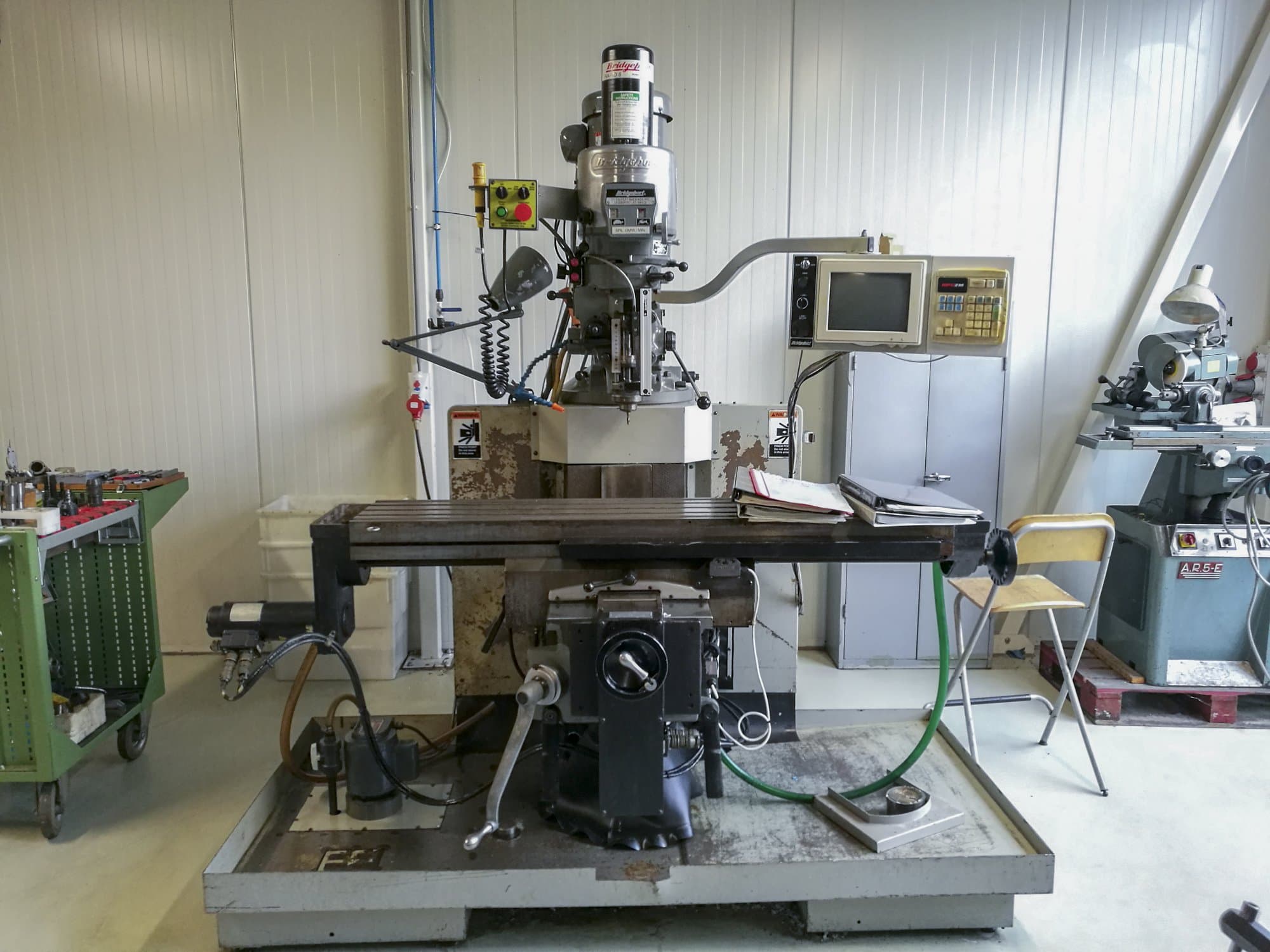 Čelní pohled  na Bridgeport EZ TRAK DX II stroj